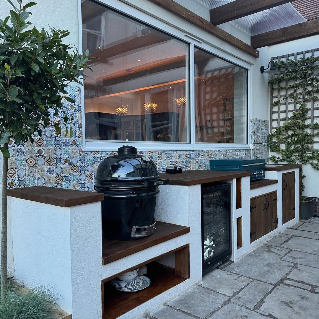 Outdoor kitchen with patterned tiles and a kamado grill